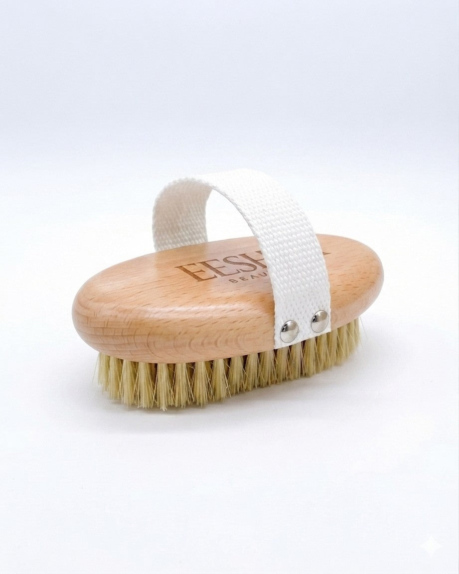 Brosse Sèche — Le geste qui prépare la peau
