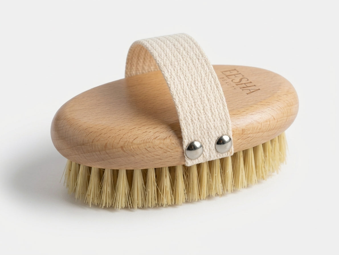 Brosse Sèche — Le geste qui prépare la peau
