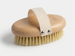 Brosse Sèche — Le geste qui prépare la peau
